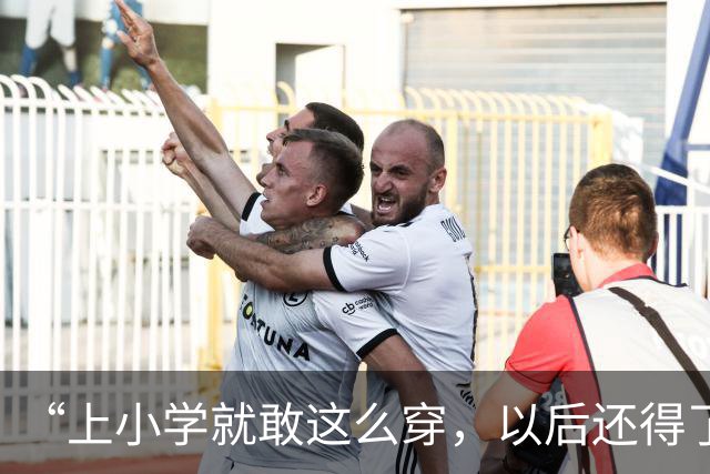 “上小学就敢这么穿，以后还得了？”小学女孩穿搭火了，被喷：太成人了！